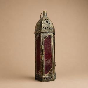 Lanterna decorativa esagonale in metallo anticato color oro e bronzo, con pannelli in vetro rosso intarsiato e cupola traforata.