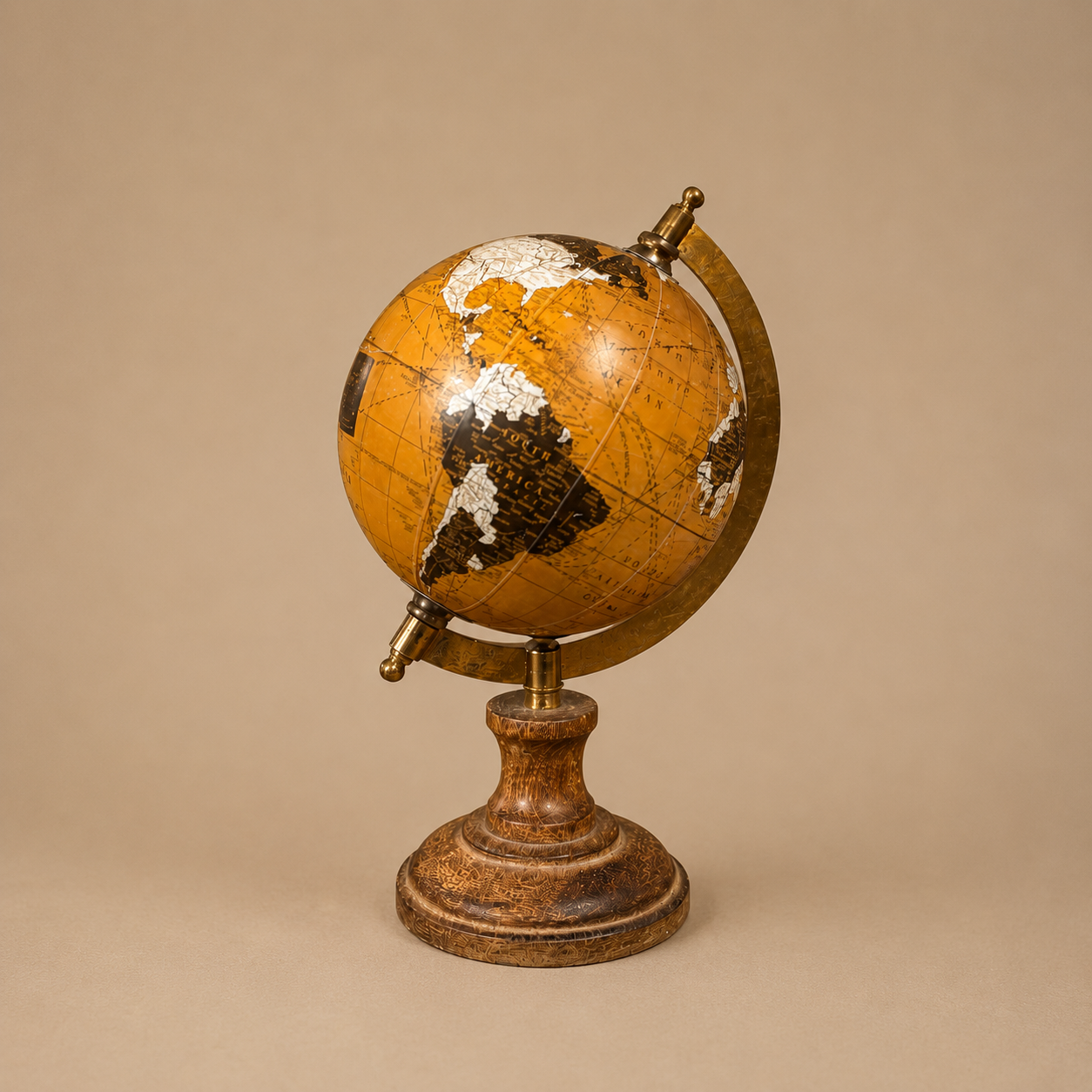 Mappamondo decorativo in stile antico con sfera color ocra e continenti bianchi e neri, su una base in legno tornito e supporto in ottone, sfondo neutro.