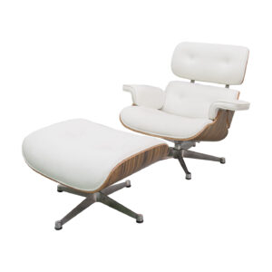 Poltrona lounge moderna con ottomana, rivestita in similpelle bianca e struttura in legno scuro, su base metallica girevole.