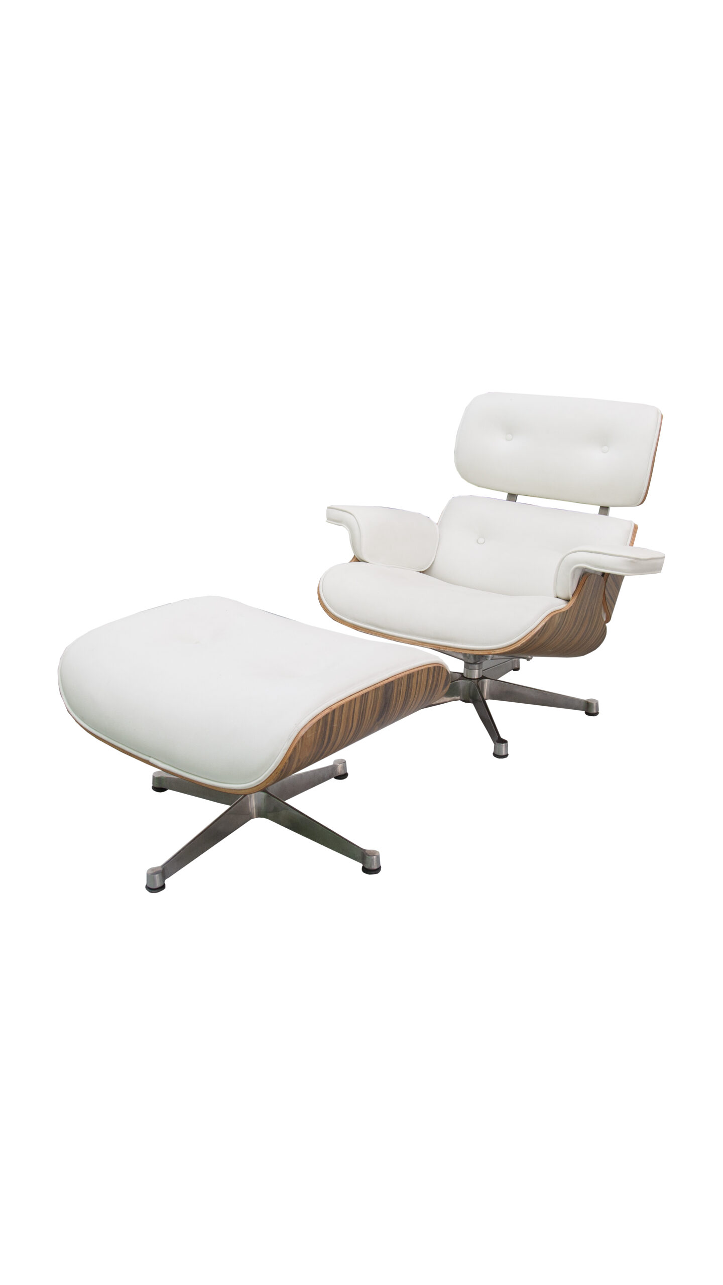 Poltrona lounge moderna con ottomana, rivestita in similpelle bianca e struttura in legno scuro, su base metallica girevole.