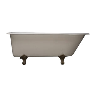 Vasca da bagno vintage bianca con piedini a zampa di leone in metallo scuro, isolata su sfondo bianco.