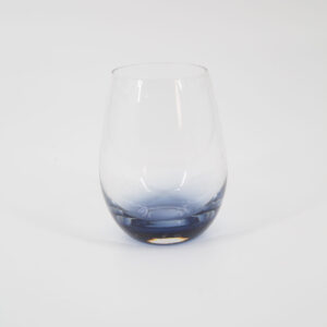 Bicchiere tumbler in vetro trasparente con base sfumata in gradiente blu, su sfondo bianco.