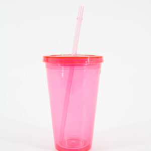 Bicchiere tumbler in plastica rosa traslucida con coperchio e cannuccia, posizionato verticalmente su sfondo bianco.