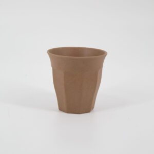 Contenitore o vaso facettato di colore marrone terroso, con superficie opaca e bordo leggermente svasato, su sfondo bianco.