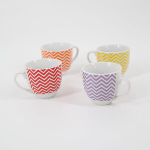 Quattro tazzine in ceramica con motivo chevron rosso, arancione, giallo e viola, disposte su sfondo bianco.