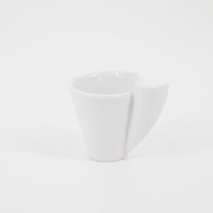 Tazzina da caffè espresso bianca in ceramica con design moderno e manico angolare integrato, su sfondo neutro.