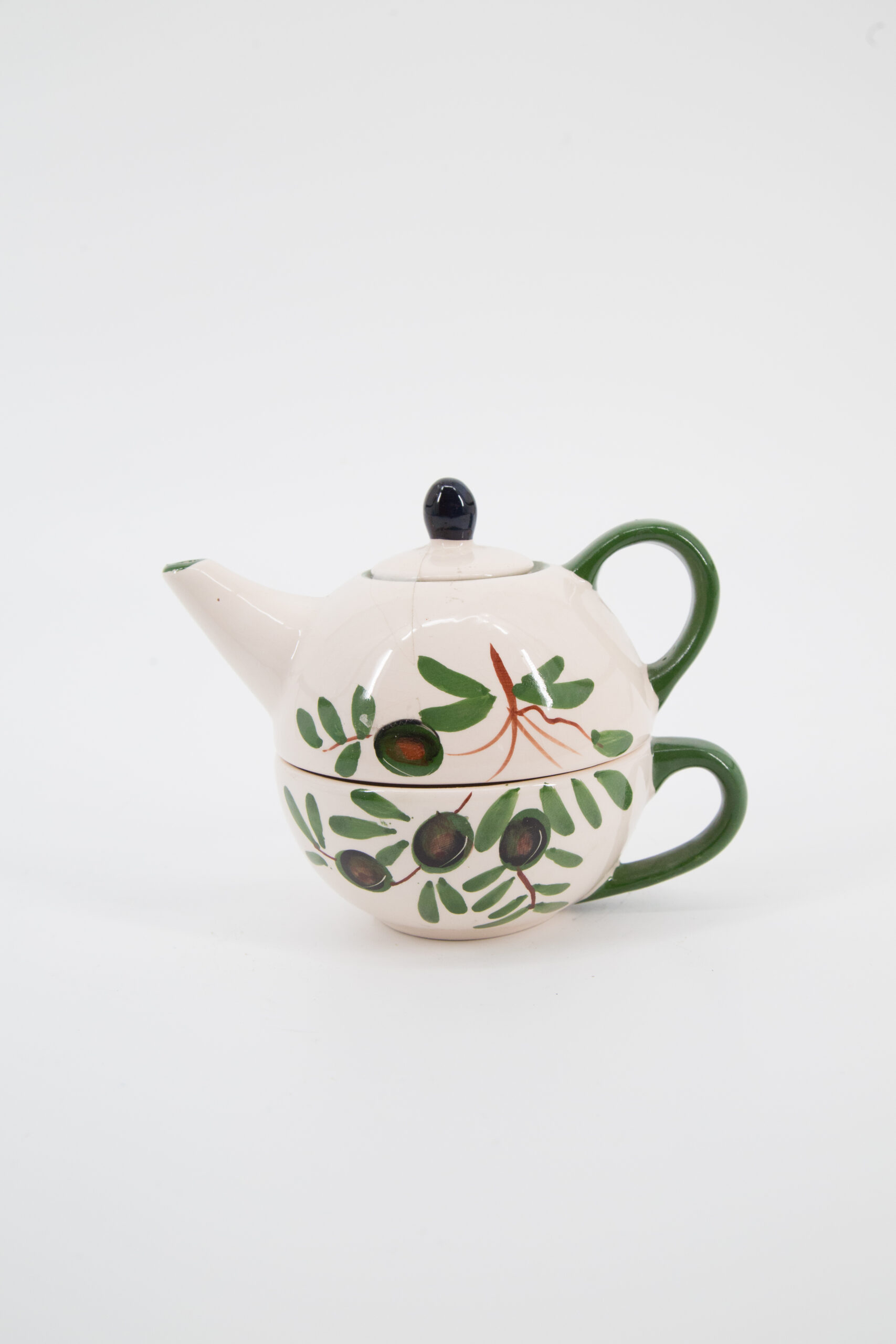 Set teiera e tazza impilabile in ceramica color crema con decorazioni di rami d'olivo verdi e olive scure, manici verdi.