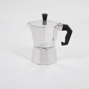 Caffettiera moka classica in alluminio con manico e pomello neri, fotografata su sfondo bianco, pronta per il noleggio come oggetto di scena.