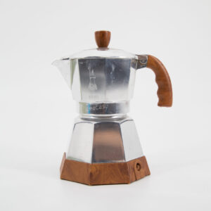 Moka Bialetti Dama Easy in alluminio con manico e pomello in legno, su sfondo bianco, vista frontale.