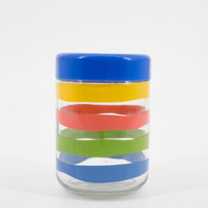 Barattolo in vetro trasparente con strisce orizzontali ondulate gialle, rosse, verdi e blu, con coperchio blu.