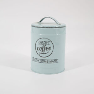 Barattolo cilindrico in metallo azzurro pastello con coperchio e maniglia, decorato con scritte "QUALITY coffee FRESH HOME MADE" in stile vintage.