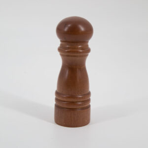 Macinino in legno marrone scuro con design classico e dettagli torniti, fotografato su sfondo bianco.