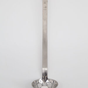 Un mestolo professionale in acciaio inox con manico piatto e ciotola lucida, con incise le misure Ø8 e 0.125L.