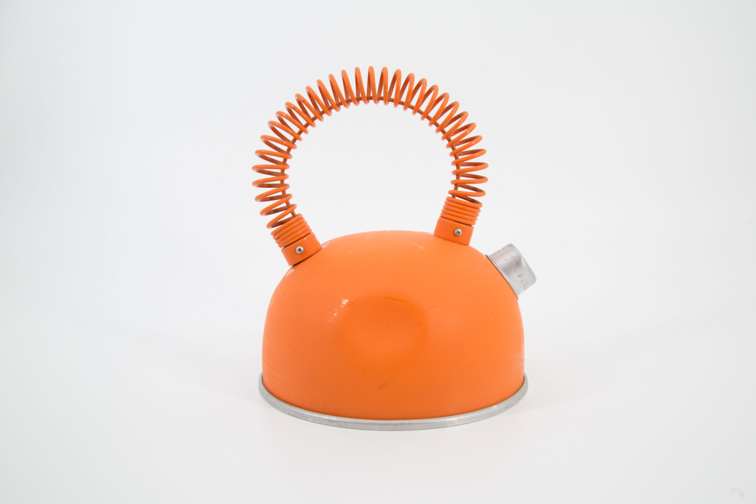 Bollitore arancione lucido con un manico a spirale unico, beccuccio e base in metallo, su sfondo bianco.