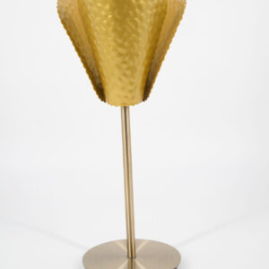 Lampada da tavolo dorata con paralume martellato e base in ottone spazzolato, ideale per noleggio scenografico.