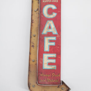 Insegna luminosa vintage a freccia con scritta "CAFE" in rosso e azzurro, effetto invecchiato e lampadine a vista.