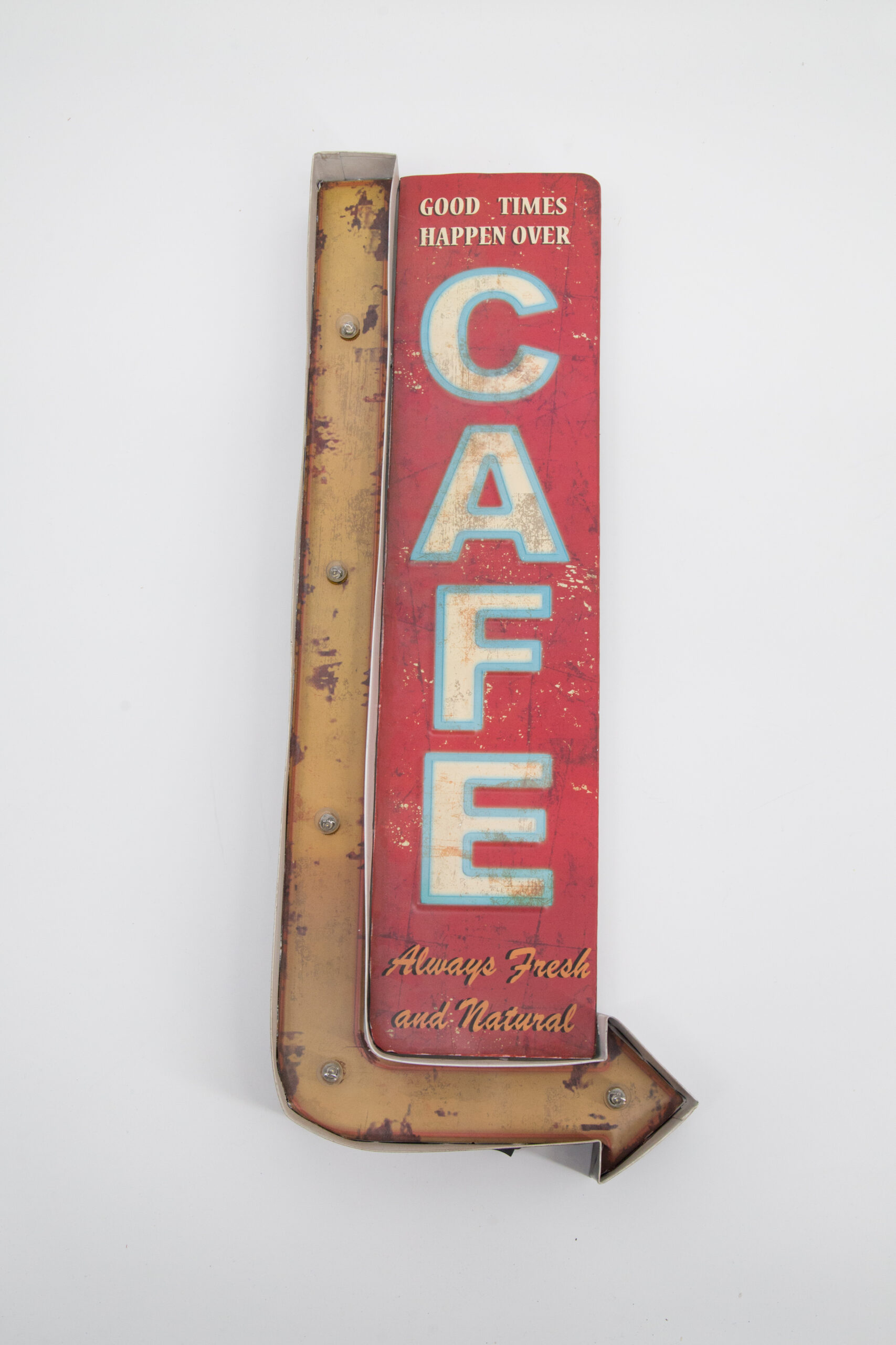 Insegna luminosa vintage a freccia con scritta "CAFE" in rosso e azzurro, effetto invecchiato e lampadine a vista.