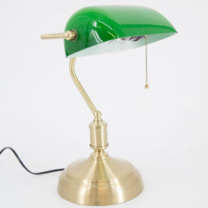 Lampada da banchiere classica con paralume verde lucido e base e stelo in metallo color ottone, su sfondo bianco.