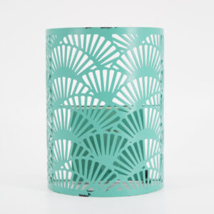 Portacandela cilindrico in metallo verde acqua con motivo traforato a ventaglio e finitura distressed su sfondo bianco.