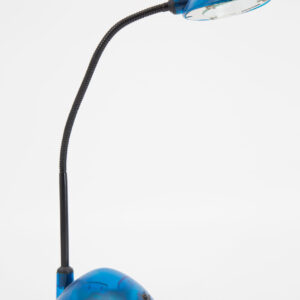 Lampada da scrivania blu traslucida con braccio flessibile nero, vista frontale su sfondo bianco.
