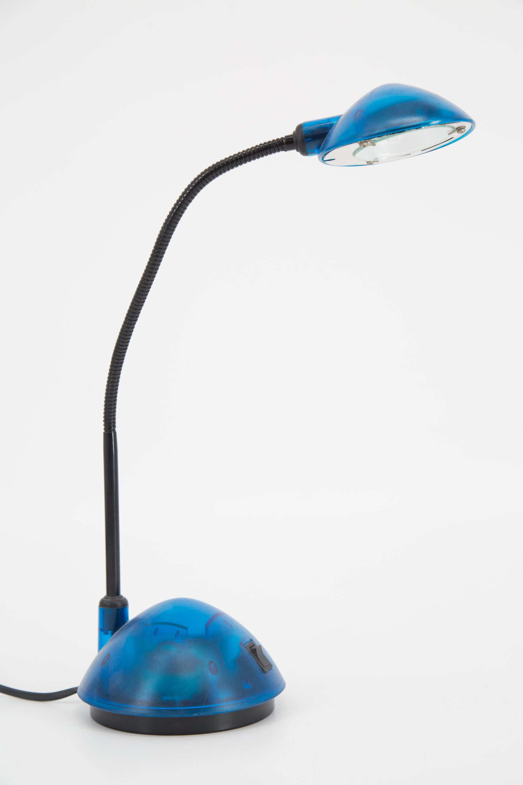Lampada da scrivania blu traslucida con braccio flessibile nero, vista frontale su sfondo bianco.