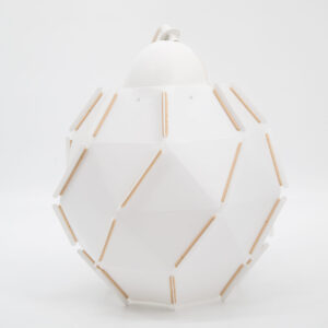 Lampada a sospensione bianca dal design geometrico, composta da pannelli poligonali e elementi di connessione in legno chiaro.