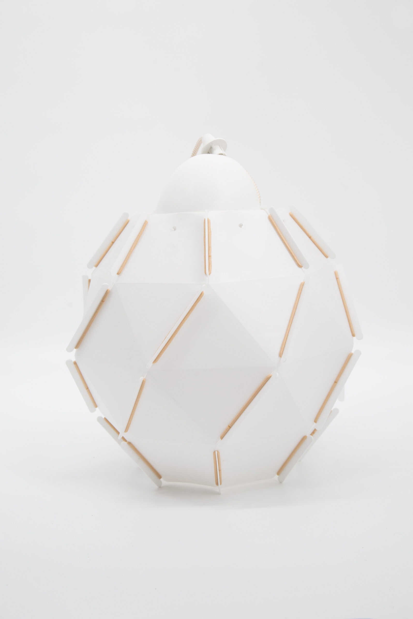 Lampada a sospensione bianca dal design geometrico, composta da pannelli poligonali e elementi di connessione in legno chiaro.