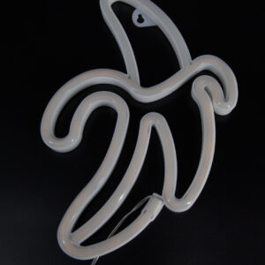 Insegna luminosa a LED bianca a forma di banana sbucciata su sfondo nero, con cavo di alimentazione visibile.