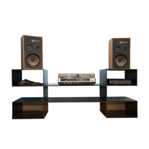 Sistema Hi-Fi vintage completo con giradischi, amplificatore e due altoparlanti su un mobile modulare scuro, su sfondo bianco.