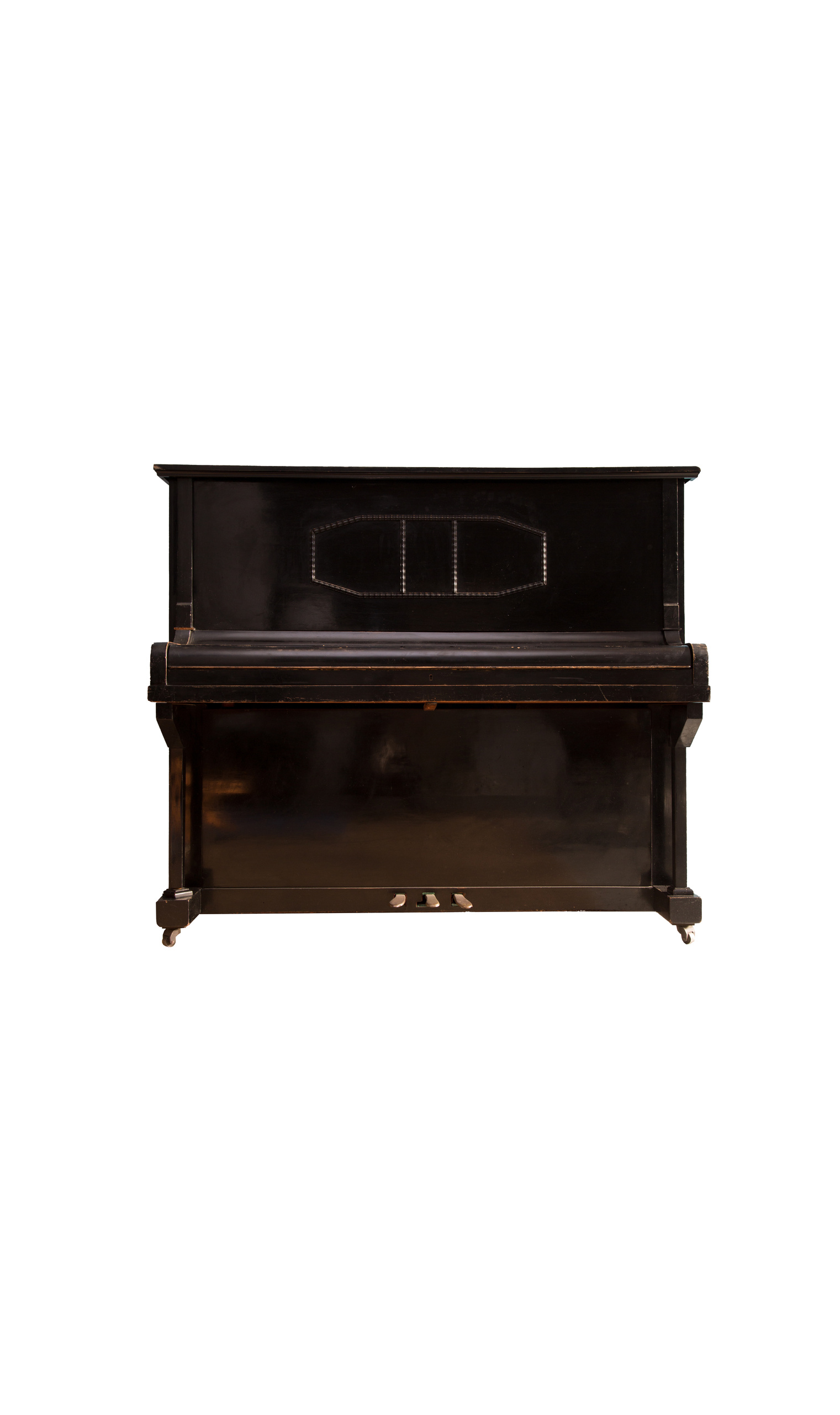 Pianoforte verticale vintage di colore nero con finitura opaca e segni di usura, dotato di tre pedali e rotelle, su sfondo bianco.