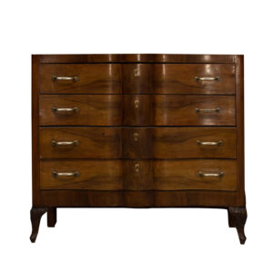 Comò vintage in legno scuro con otto cassetti, maniglie in metallo e ceramica, e piedi intagliati, su sfondo bianco.