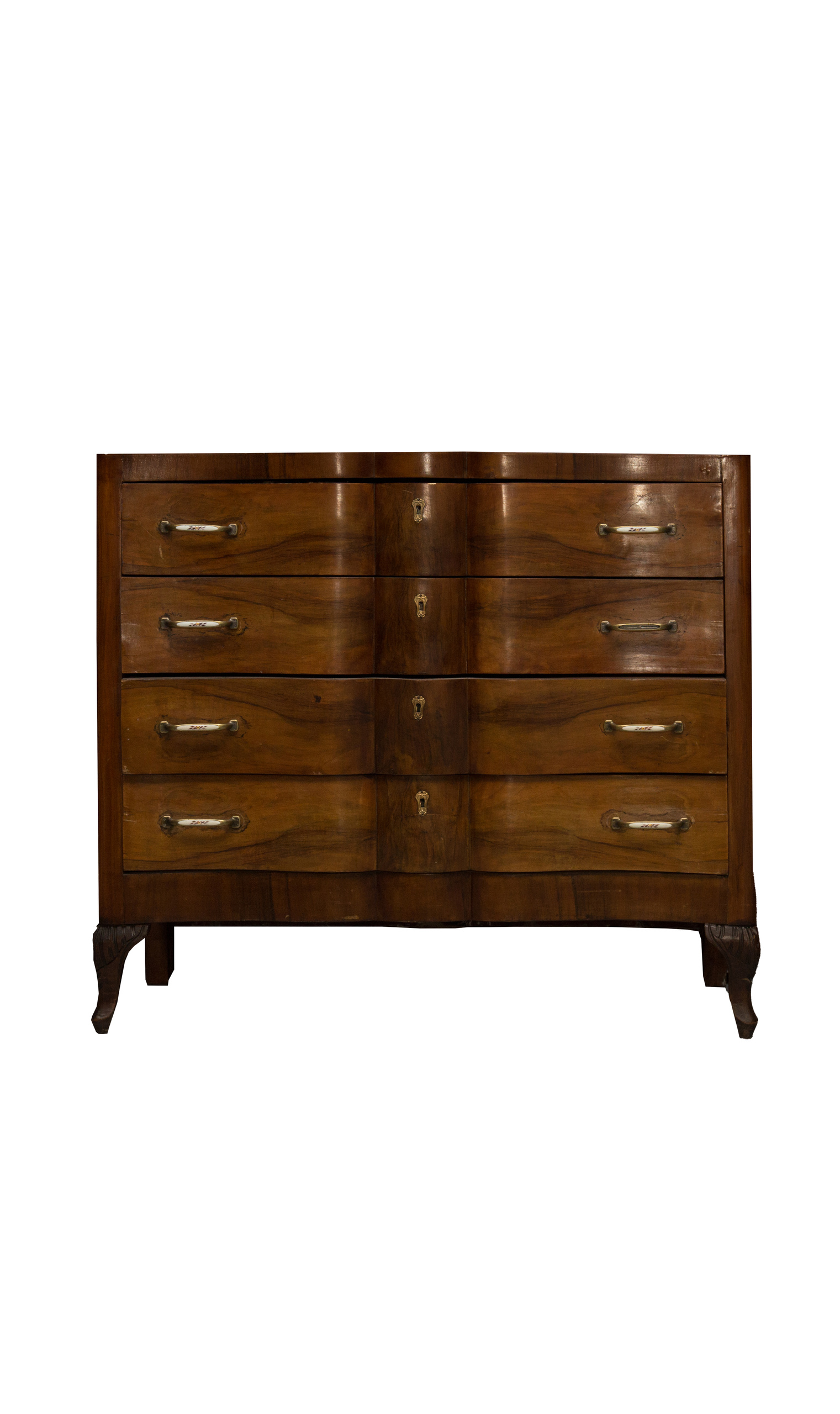 Comò vintage in legno scuro con otto cassetti, maniglie in metallo e ceramica, e piedi intagliati, su sfondo bianco.