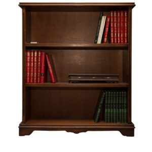 Libreria classica in legno scuro con tre ripiani, contenente libri rilegati in rosso e verde, su sfondo bianco.