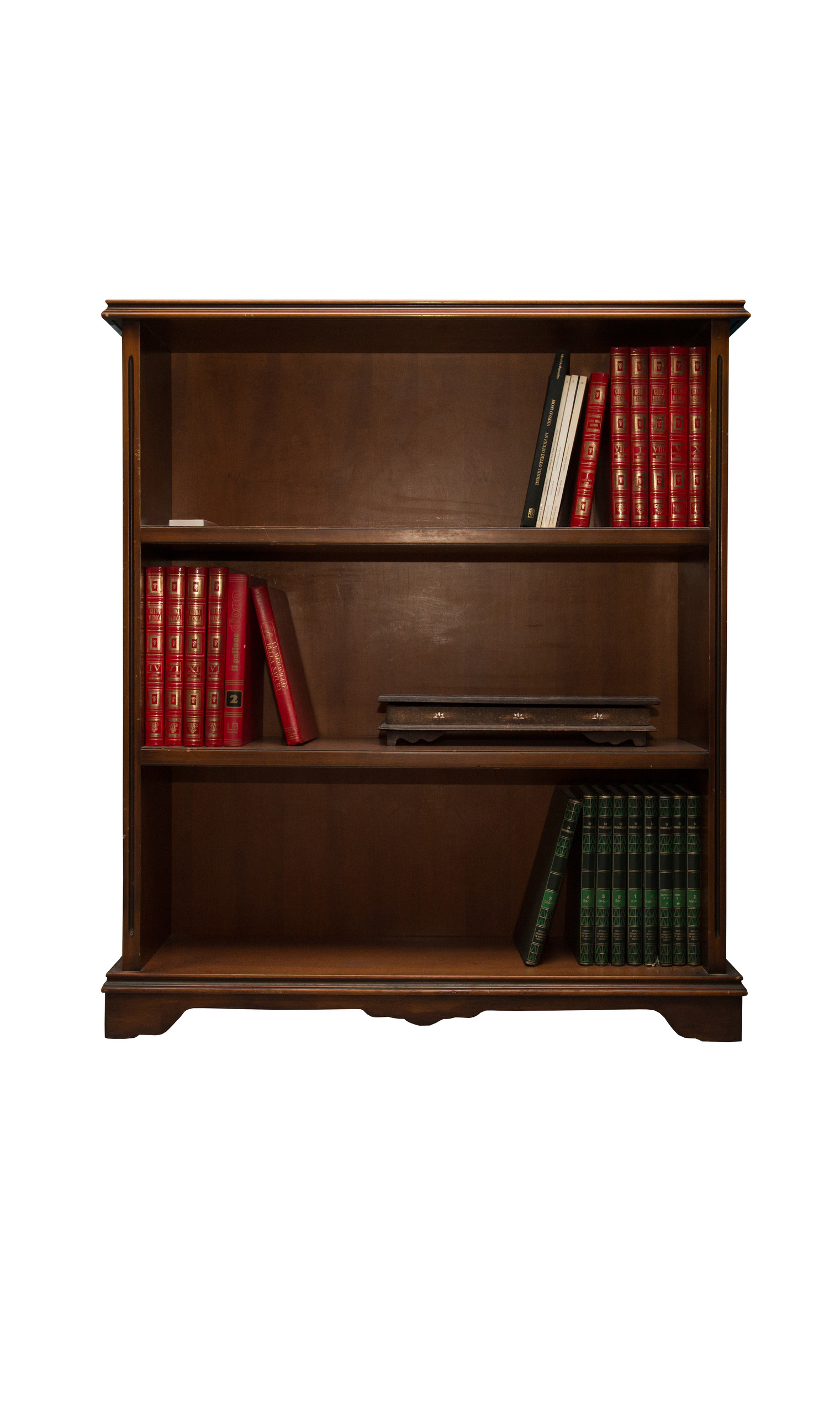 Libreria classica in legno scuro con tre ripiani, contenente libri rilegati in rosso e verde, su sfondo bianco.