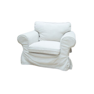 Poltrona singola imbottita di colore bianco o grigio chiaro, con rivestimento in tessuto e braccioli arrotondati, su sfondo bianco.