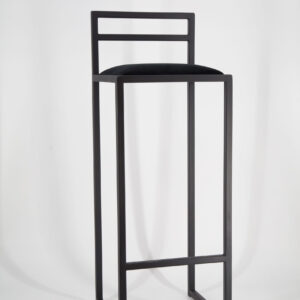 Sgabello da bar alto con struttura in metallo nero opaco e seduta imbottita in velluto nero, su sfondo bianco.