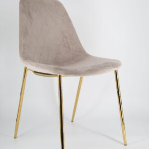Sedia moderna imbottita in tessuto vellutato color beige chiaro con trapuntatura a rombi sullo schienale e gambe sottili in metallo dorato lucido, su sfondo bianco.