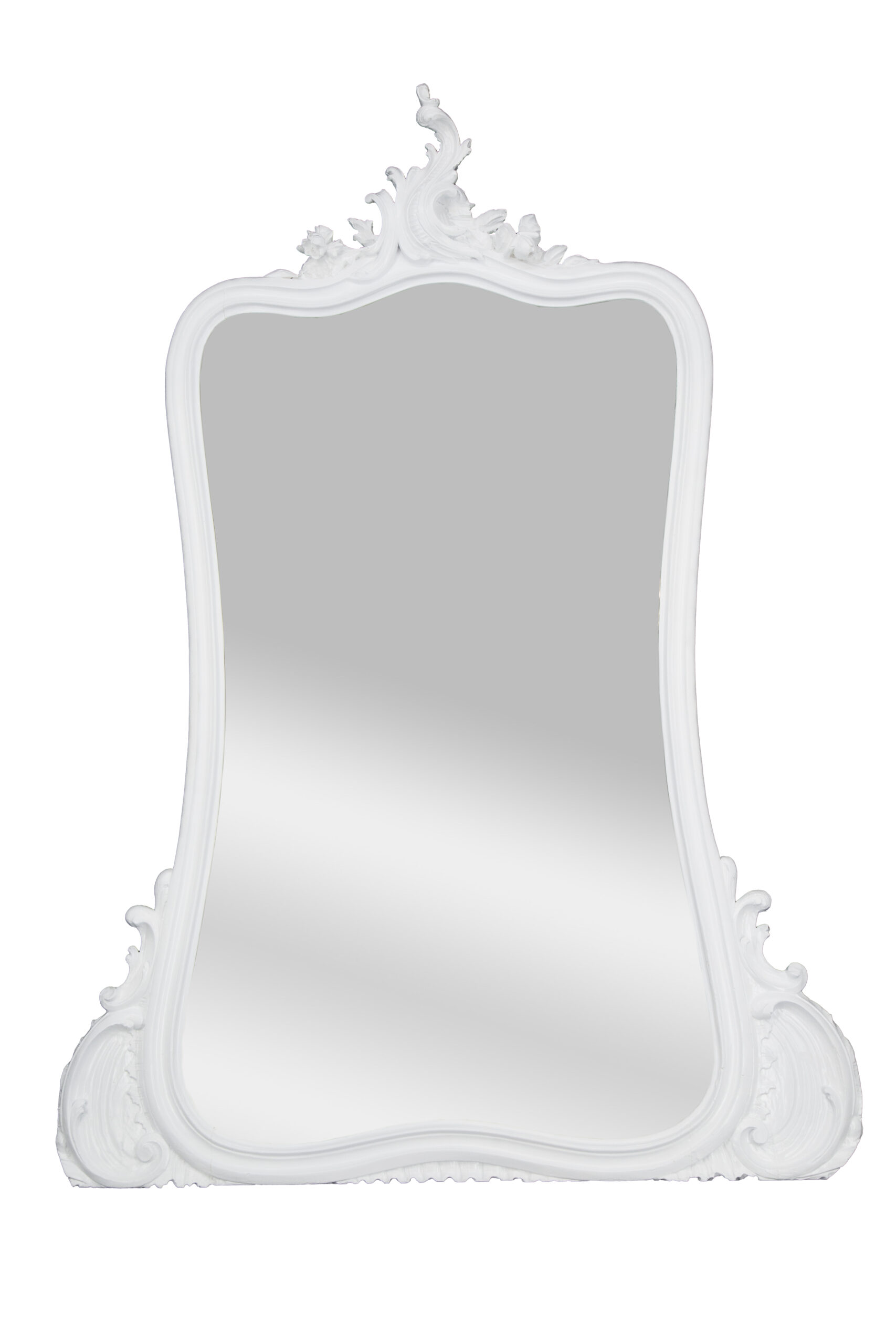 Specchio rettangolare con cornice barocca bianca riccamente intagliata, su sfondo bianco.