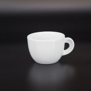 Tazza da caffè bianca in ceramica, con manico, su sfondo nero. Oggetto di scena pulito e semplice.
