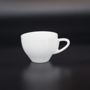 Tazza bianca in ceramica con manico, posizionata centralmente su uno sfondo scuro e sfumato.