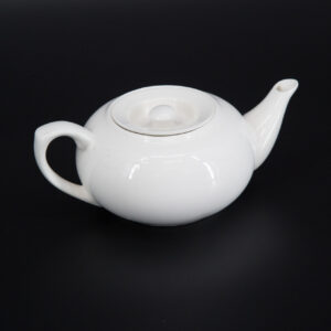 Teiera classica in ceramica bianca lucida con manico e beccuccio, fotografata su sfondo nero.