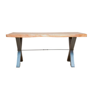 Tavolo rettangolare con piano in legno chiaro a bordo vivo e due basi a X in metallo scuro, con barra stabilizzatrice centrale.