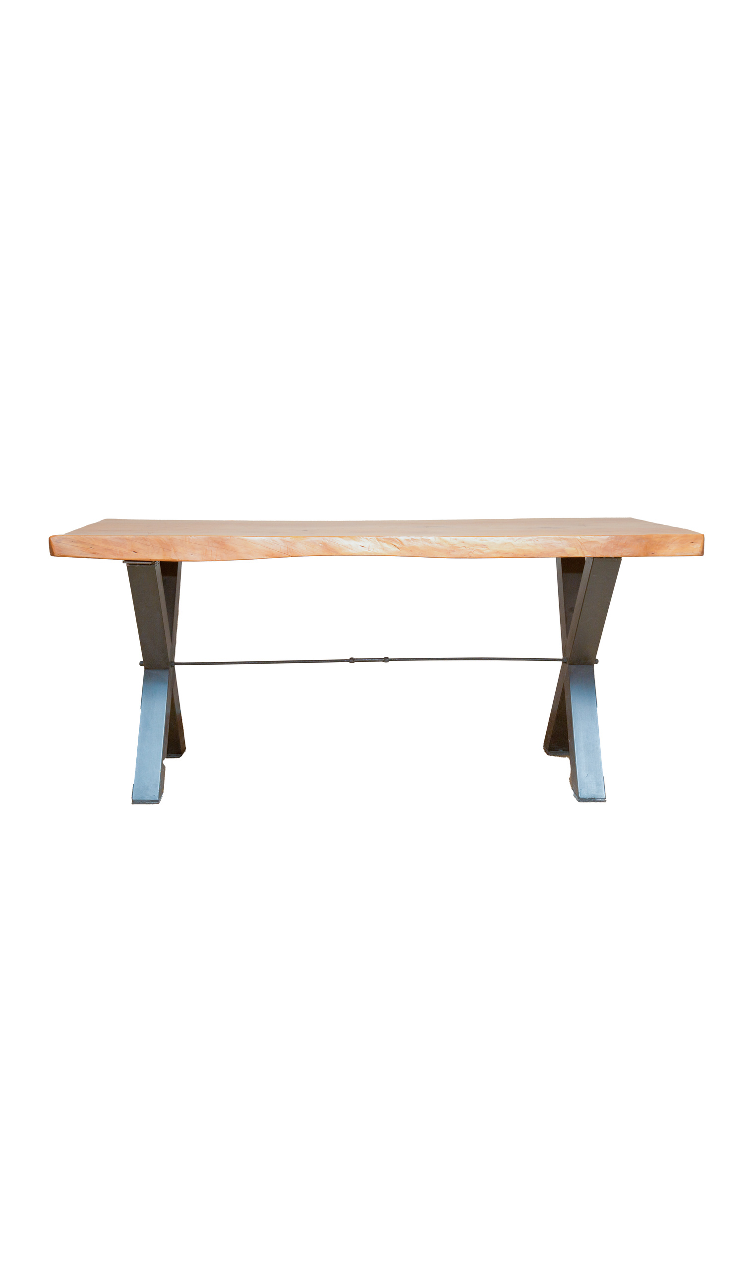 Tavolo rettangolare con piano in legno chiaro a bordo vivo e due basi a X in metallo scuro, con barra stabilizzatrice centrale.