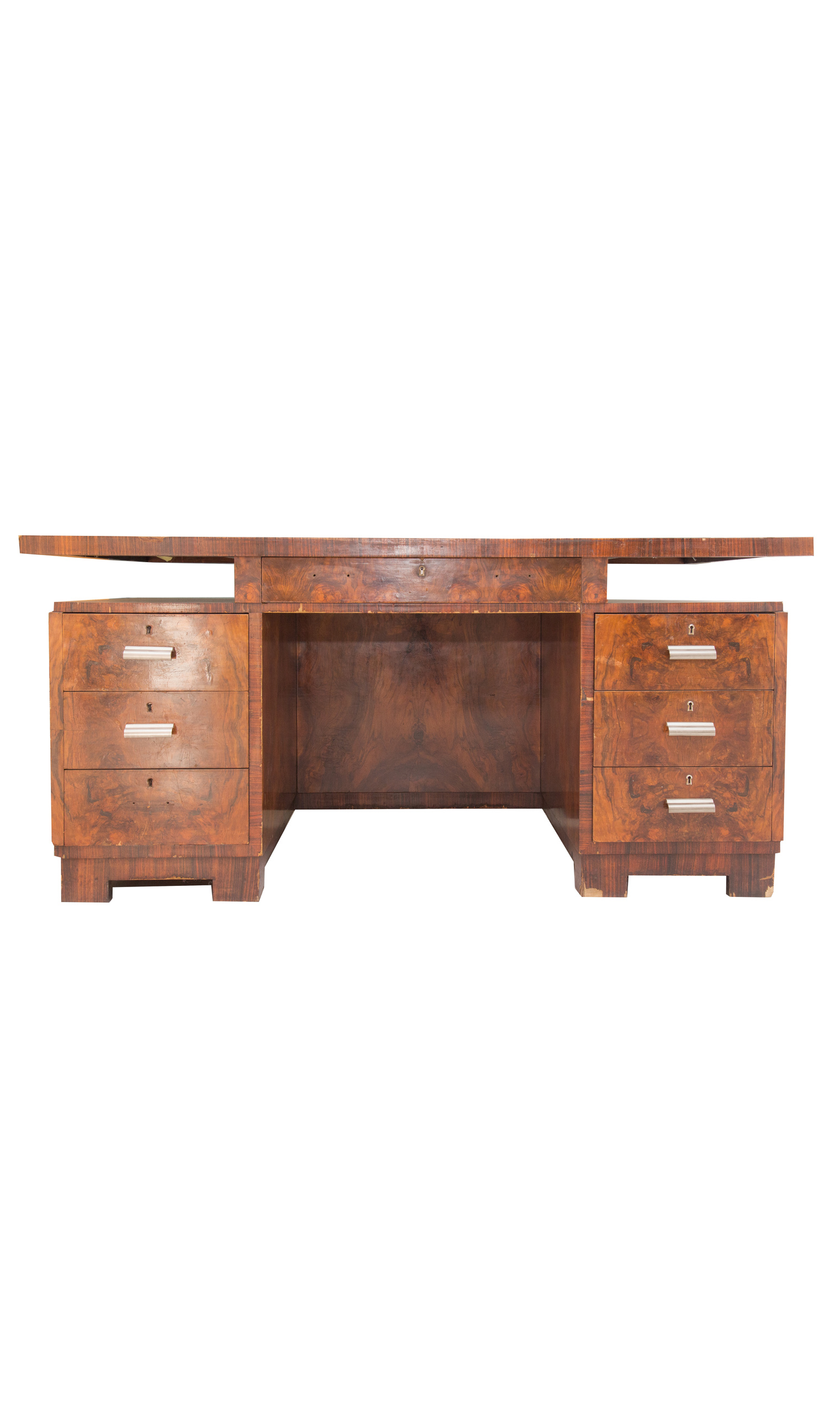Scrivania direzionale vintage in radica di noce con sei cassetti laterali e uno centrale, maniglie metalliche cromate, su sfondo bianco.
