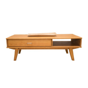 Tavolino da salotto in legno chiaro stile mid-century con un cassetto, un vano a giorno e gambe affusolate, con vassoio decorativo.