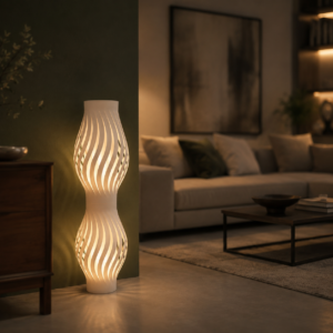 Lampada da terra bianca con design scultoreo a spirale, illuminata con luce calda, in un ambiente domestico moderno.
