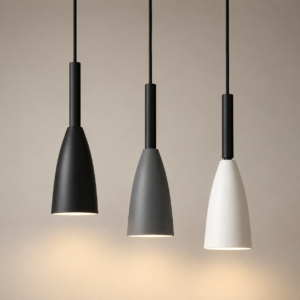 Tre lampade a sospensione coniche moderne in nero, grigio e bianco, con cavi neri, che illuminano verso il basso.