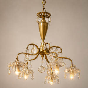 Lampadario classico a cinque luci con struttura in ottone dorato, pendenti in cristallo sfaccettato e coppe in vetro lavorato.