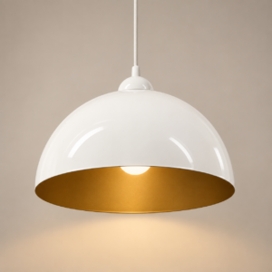 Lampada a sospensione moderna con paralume a cupola bianco lucido e interno dorato, che emette una luce calda verso il basso.