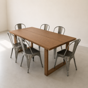 Un tavolo da pranzo rettangolare in legno chiaro con sei sedie in metallo stile industriale, posizionato in una stanza luminosa e minimalista.